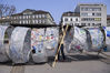 当地时间2019年4月12日，瑞士弗里堡，绿色和平组织用从海洋和海滩回收的塑料垃圾打造了一个巨型怪兽，以此来谴责使用一次性塑料造成的污染，和形成的大量海洋垃圾。