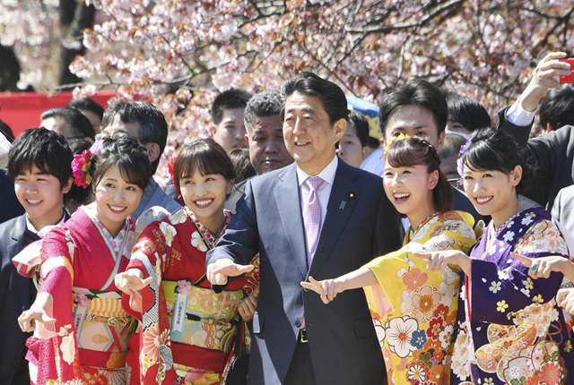 日本首相安倍参加赏樱大会 被美女簇拥开心合影