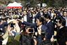 当地时间2019年4月13日，日本东京，日本首相安倍晋三偕夫人安倍昭惠现身新宿御苑，参加赏樱大会。当天，有约18200名来自政界、金融、商界等领域的宾客出席。