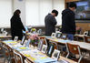 当地时间2019年4月14日，韩国安山市，距离2014年4月17日“世越号”沉船事故5周年还有3天，市民自发前往檀园高中悼念在事故中遇难的学生。