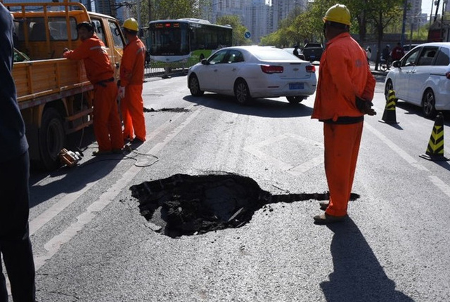 北京苹果园路附近发生道路塌陷 塌洞口呈T字形