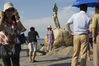 2017年8月19日，广东珠海，珠海渔女雕像前，游人如织，不少游客举着手机与之合影留念，或者请朋友拍照留影。