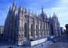意大利米兰大教堂 世界上最大哥特式建筑

意大利米兰大教堂是欧洲中世纪最大的教堂，可供4万人举行宗教活动。它始建于公元1386年，到公元1485年才完成。这座教堂全由白色大理石筑成，大厅宽达59米，长130米，中间拱顶最高45米。教堂的特点在它的外形。尖拱、壁柱、花窗棂，有135个尖塔，像浓密的塔林刺向天空，并且在每个塔尖上有神的雕像。教堂的外部总共有2000多个雕像，甚为奇特。如果连内部雕像总共有6000多个雕像，是世界上雕像最多的哥特式教堂。因此教堂建筑格外显得华丽热闹，具有世俗气氛。这个教堂有一个高达107米的尖塔，出于公元15世纪意大利建筑巨匠伯鲁诺列斯基之手。塔顶上有圣母玛利亚雕像，金色，在阳光下显得光辉夺目，神奇而又壮丽。 