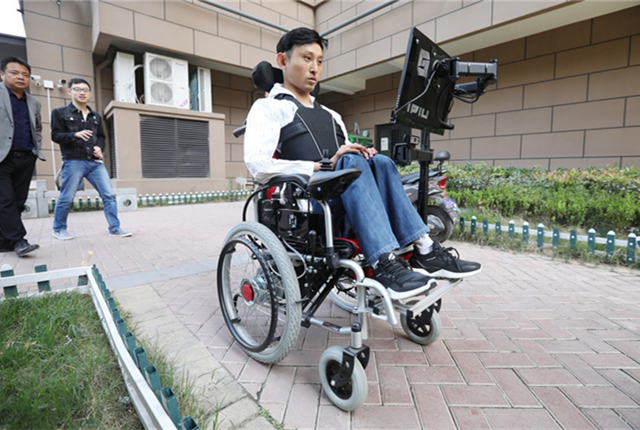 西安5名研究生造出用眼睛控制的轮椅送给爬华山的渐冻人
