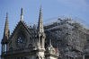 当地时间2019年4月17日，法国巴黎，法国消防员在巴黎圣母院外围进行检查。15日，巴黎著名地标巴黎圣母院起火，火情迅速蔓延，尖顶在大火中坍塌。