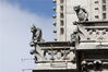 2019年4月15日，法国巴黎著名地标巴黎圣母院起火，火情迅速蔓延，塔尖在大火中坍塌。不幸中的万幸，火灾发生在闭馆之后，没有游客伤亡。更巧合的是，四天前，由于修缮需要，圣母院尖顶上的16座雕像（12位耶稣圣徒、4位福音传道者）从尖顶拆除落地。另外，圣母院内最重要的文物——耶稣受难荆棘冠（Couronne d‘epine），也已经被成功抢救。除了荆棘冠，路易九世的一件长袍也已被成功抢救。图为巴黎圣母院火灾中幸存的滴水兽。来源：东方IC 编辑/陈进