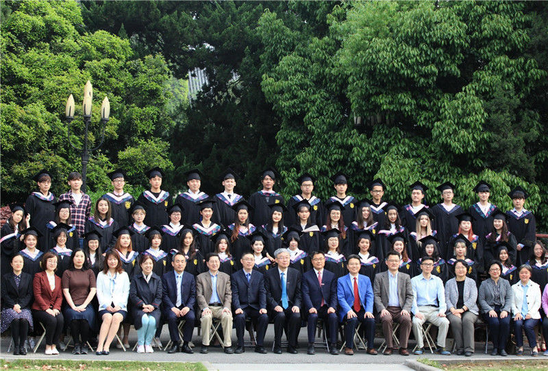 南京大学拍摄毕业照 校长吕建与学生合影