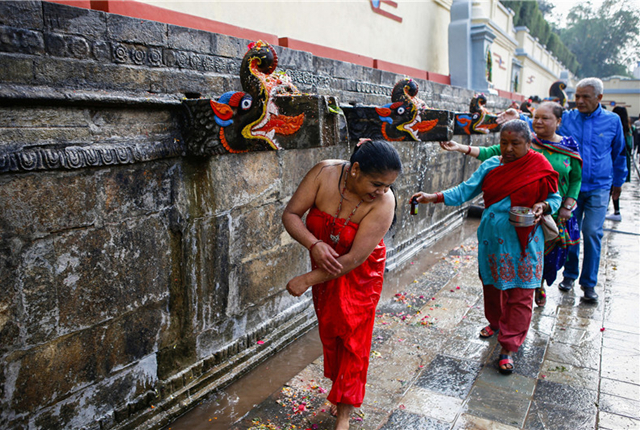 尼泊尔庆祝传统节日 民众排队圣浴净化身心