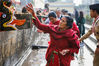 当地时间2019年4月19日，尼泊尔加德满都，当地庆祝Baisdhara月圆节，民众排队进行参加圣浴，祈求净化身心，祛除疾病。