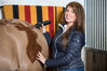 2019年4月19日报道（具体拍摄时间不详），来自英国曼彻斯特的32岁姑娘Melody Hames是一位特殊的理发师——马理发师，五年前，她创立了Horse Barber品牌，专门为马设计各种漂亮的图案。近日，她为一名《权力的游戏》粉丝的马儿Mally打造了一款史塔克家族专属的冰原狼徽章。这款冰原狼徽章图案制作耗时2个小时，可以保持6个月。