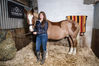 2019年4月19日报道（具体拍摄时间不详），来自英国曼彻斯特的32岁姑娘Melody Hames是一位特殊的理发师——马理发师，五年前，她创立了Horse Barber品牌，专门为马设计各种漂亮的图案。近日，她为一名《权力的游戏》粉丝的马儿Mally打造了一款史塔克家族专属的冰原狼徽章。这款冰原狼徽章图案制作耗时2个小时，可以保持6个月。来源：东方IC 