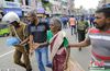 斯里兰卡民众被警方人员疏散。