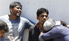 当地时间2019年4月21日，斯里兰卡首都科伦坡，教堂爆炸袭击遇难者亲属在医院外等候。