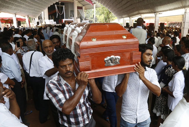 斯里兰卡爆炸案：首批遇难者葬礼举行