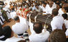 当地时间2019年4月23日，斯里兰卡科伦坡，斯连环爆炸部分遇难者集体葬礼当天在Katuwapitiya教堂举行，遇难者亲属、修女及教堂神职人员参加送葬仪式。
