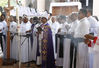 当地时间2019年4月23日，斯里兰卡科伦坡，斯连环爆炸部分遇难者集体葬礼当天在Katuwapitiya教堂举行，遇难者亲属、修女及教堂神职人员参加送葬仪式。
