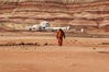 2019年4月24日报道（具体拍摄时间不详），乍一看有没有一种人类登陆火星的感觉？其实这不是在影棚，不是电脑合成画面，而是真真实实的地球景观！23岁小伙Andrew Studer来自美国俄勒冈州波特兰，四月初，他带着无人机来到亚利桑那州和犹他州，用镜头捕捉到荒芜土地的惊人地貌。亚利桑那州和犹他州位于美国西部，这里有大漠荒原，红土蓝天，那幽深的峡谷、高耸入云的山峰、荒芜的沙漠造就了大片无人居住区，也营造出地球“火星”的神奇错觉。