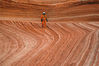 2019年4月24日报道（具体拍摄时间不详），乍一看有没有一种人类登陆火星的感觉？其实这不是在影棚，不是电脑合成画面，而是真真实实的地球景观！23岁小伙Andrew Studer来自美国俄勒冈州波特兰，四月初，他带着无人机来到亚利桑那州和犹他州，用镜头捕捉到荒芜土地的惊人地貌。亚利桑那州和犹他州位于美国西部，这里有大漠荒原，红土蓝天，那幽深的峡谷、高耸入云的山峰、荒芜的沙漠造就了大片无人居住区，也营造出地球“火星”的神奇错觉。