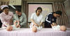 2019年5月10日，江苏淮安，“准妈妈”们在医护人员的指导下学习育婴知识。