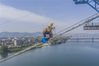 2019年5月10日，湖北襄阳，在庞公大桥施工现场，工人们在高空作业。