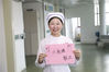 2019年5月11日，江苏淮安，中国人民解放军第82医院护士手写节日祝福，迎接5月12日护士节。