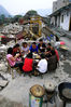 2008年5月23日傍晚，在四川什邡市蓥华镇地震灾区，一户灾民在自家的废墟前集体吃晚饭。