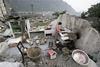 2008年5月18日，四川德阳，什邡市蓥华镇，灾民在废墟中做饭。