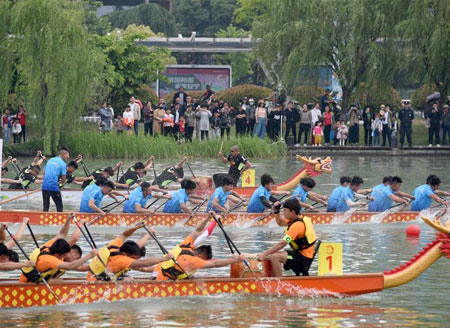 Dragon boat race held in east China's Jiangsu