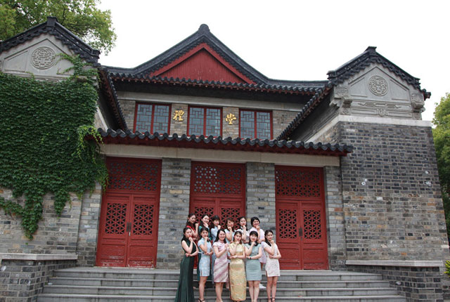  南京：大学生拍“民国风”毕业照 致敬校园青春