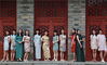 2019年5月12日，随着毕业时间的临近，不少南京大学2019年毕业生穿着传统学士服和旗袍等服装在校园里拍摄毕业照。