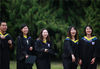 2019年5月12日，随着毕业时间的临近，不少南京大学2019年毕业生穿着传统学士服和旗袍等服装在校园里拍摄毕业照。
