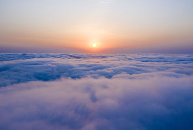 黑龙江鸡西：兴凯湖蜂蜜山上空现云瀑奇观