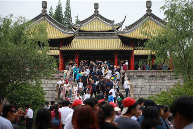  江苏扬州：游客参观景区 乐享“中国旅游日”