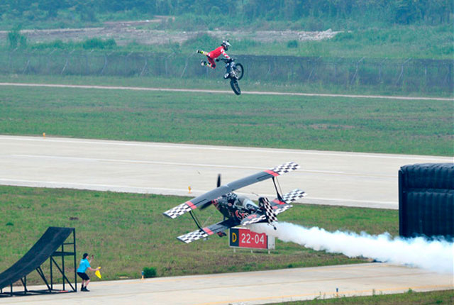 世界飞行者大会在武汉开幕  全球顶尖飞行员空中炫技
