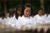 2019年5月19日，孩子们在重庆市黔江区濯水古镇弹奏古筝。