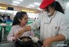 A staff member sends meals to Zhou Wenqing (L) in a canteen of Nanjing Normal University of Special Education in Nanjing, East China's Jiangsu province, May 17, 2019. [Photo/Xinhua]