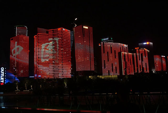 杭州：上百架无人机与城市灯光秀共庆建国70周年
