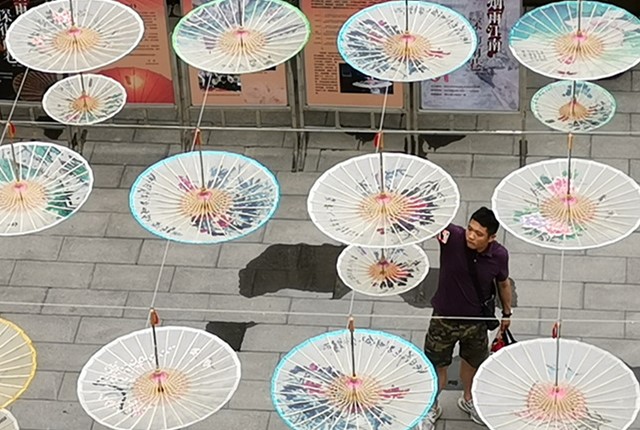 武汉举办“苏恒泰”油纸伞展览 近千把油纸伞扮靓街头