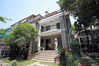 2019年5月22日，上海，百年历史老街永嘉路，散落着各式花园洋房。永嘉路617号的门墙后，是拥有113年历史的老洋房。清末民初著名爱国实业家阮雯衷曾居住在此，他被誉为“禽蛋大王”、“粮食大王”。今年，“禽蛋大王”故居变身家居体验馆，免费对外开放。
