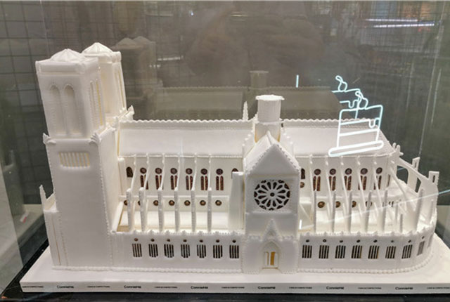 上海一商场举办花式蛋糕展 573个糖霜零件制成“巴黎圣母院”