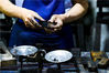 2019年5月22日，安徽黄山市屯溪徽州胡开文墨厂工人正在打开墨夹取出墨锭。