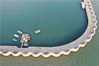 2019年5月23日下午，山东青岛西海岸新区唐岛湾，码头挡浪堤坝外的海面呈现出乳灰色颜色，堤坝内的海面则呈现出蓝绿色颜色，两种色彩交相辉映。来源：韩加君/视觉中国