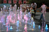 2019年5月24日，江苏扬州，虹桥坊广场，小朋友在音乐喷泉戏水纳凉。