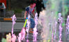 2019年5月24日，江苏扬州，虹桥坊广场，小朋友在音乐喷泉戏水纳凉。