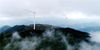 2019年5月17日，浙江台州，在海拔1200多米的仙居县广度乡二四尖背，云雾缭绕，风力发电机，随风转动，风景如画。