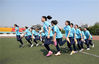 2019年5月25日，河北省邯郸市磁县第一中学的高三学生们在进行“旱划龙舟”游戏。