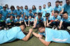 2019年5月25日，河北省邯郸市磁县第一中学的高三学生在进行“扳手腕”游戏。