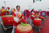 2019年5月26日，江苏省连云港市赣榆区石桥镇渔民们在首届海洋伏休民俗文化节上表演威风锣鼓。