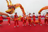 2019年5月26日，江苏省连云港市赣榆区石桥镇渔民们在首届海洋伏休民俗文化节上表演舞龙。