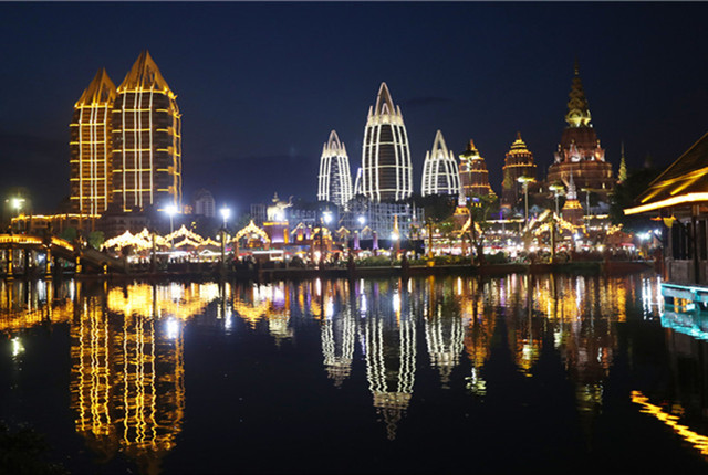 云南西双版纳：灯光灿烂点亮湄公河水乡夜景